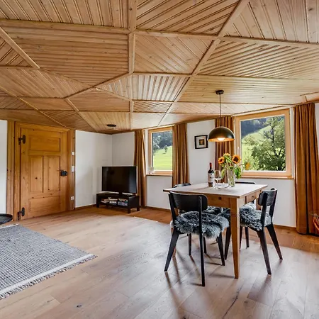 Uriges Haus Im Gruenen