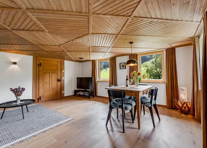 Uriges Haus Im Gruenen